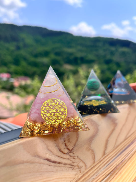 Оргонитна пирамида с розов кварц