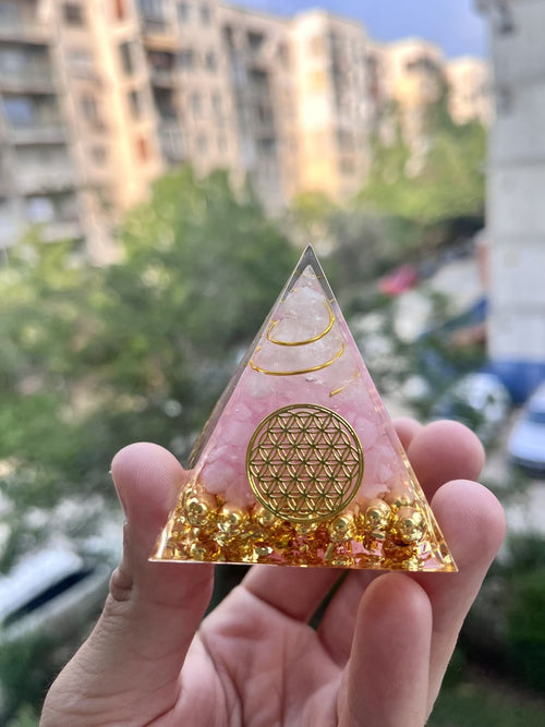 Оргонитна пирамида с розов кварц