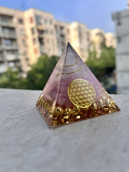Оргонитна пирамида с розов кварц